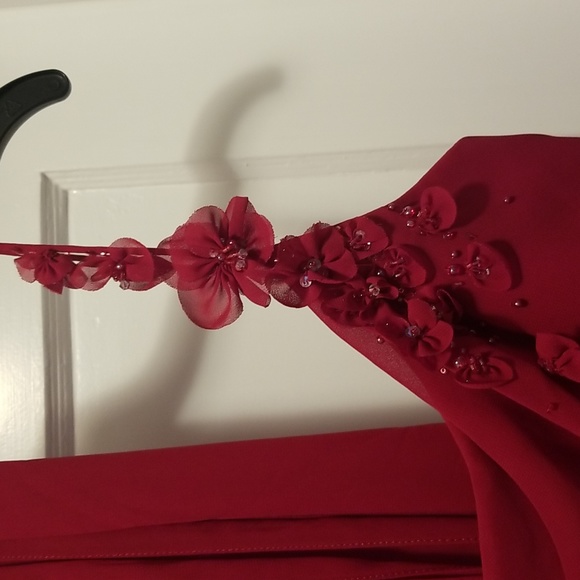 🔥Sizzling🔥 Red Full Length Dress With Matching Scarf - Picture 3 of 9